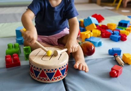 «Investigación revela que enseñar a los bebés a tocar instrumentos musicales mejora su rendimiento académico en primaria»