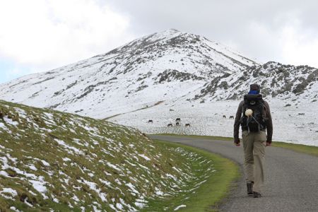 Hombre bate el récord completando el Camino de Santiago en seis días, 18 horas y 22 minutos