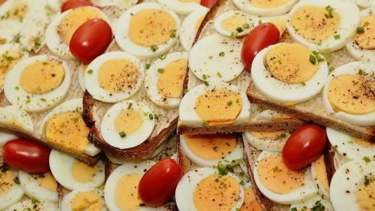 Un hombre muere al intentar completar el reto de comer 50 huevos