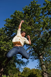 «Hombre intenta volar con una sombrilla y termina enganchado en el árbol del vecino.»