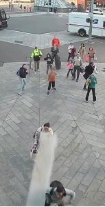 Un hombre se salva de ser golpeado por un pedazo de techo.